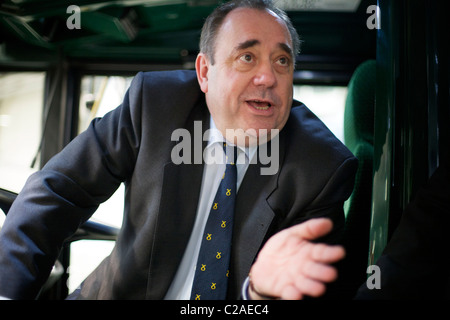 Falkirk, Schottland, GBR - 07. April: Alex Salmond, Vorsitzender der Scottish National Party, besucht am Donnerstag, den 07. April 2011 die Alexander Dennis Bus- und Busfabrik in Falkirk. In den letzten Wochen hat das Unternehmen Aufträge für über 500 Busse im Wert von £Millionen 100 gesichert. (Foto: Copyright © David Gordon) Stockfoto