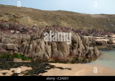 Felsen am Strand Freshwater West Pembrokeshire Wales UK Stockfoto