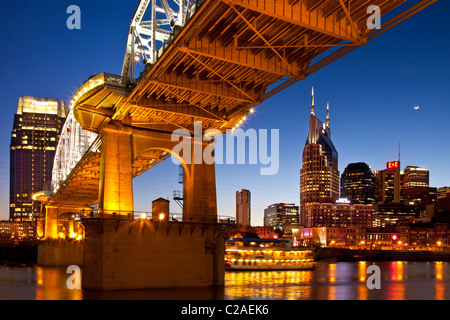 Der stern Wheeler' General Jackson und John Seigenthaler Fußgängerbrücke (ehemals Shelby St Bridge-b 1907), Nashville, Tennessee, USA Stockfoto