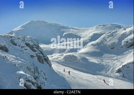 Skifahrer bei der Vogel-Ski-Zentrum auf die Sija - Zadnji Vogel Piste im slowenischen Triglav Nationalpark Stockfoto