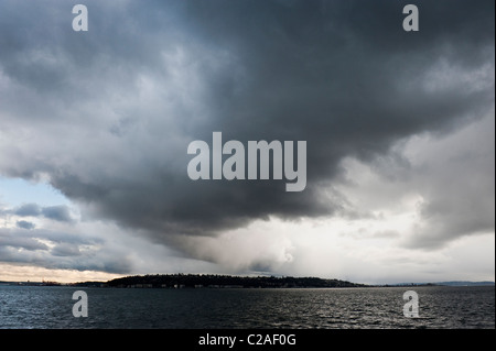 Ein Sturmtief bringt starke Winde und Regen sammelt über Seattle, Washington, USA. Stockfoto