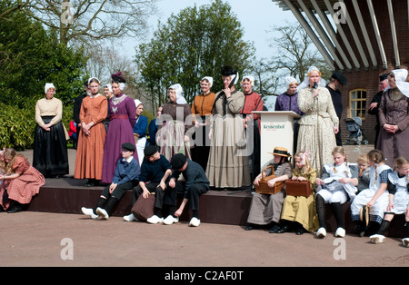Leute, gekleidet in traditionellen holländischen Trachten, Keukenhof, Holland, Niederlande Stockfoto
