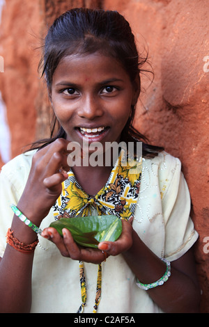 Indische Mädchen essen Honig Andhra Pradesh in Indien Stockfoto