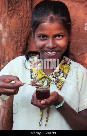 Indische Mädchen essen Honig Andhra Pradesh in Indien Stockfoto