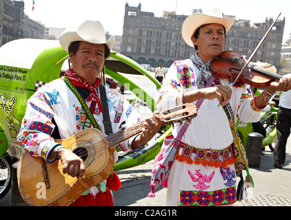 Mexikanische Männer spielen Gitarre am Zocalo Stadt Mexiko Stockfoto