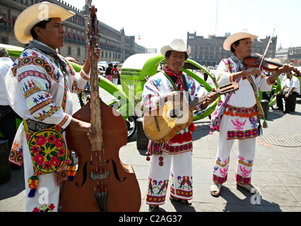 Mexikanische Männer spielen Gitarre am Zocalo Stadt Mexiko Stockfoto