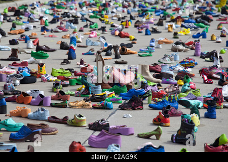 Kunstausstellung von Tausenden von Schuhen auf der Straße steht das Problem der Obdachlosigkeit. Stockfoto