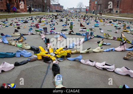 Kunstausstellung von Tausenden von Schuhen auf der Straße steht das Problem der Obdachlosigkeit. Stockfoto