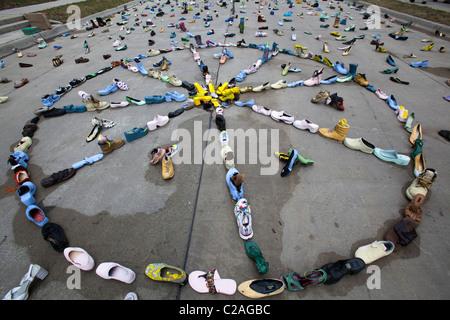 Kunstausstellung von Tausenden von Schuhen auf der Straße steht das Problem der Obdachlosigkeit. Stockfoto