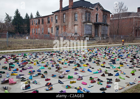 Kunstausstellung von Tausenden von Schuhen auf der Straße steht das Problem der Obdachlosigkeit. Stockfoto