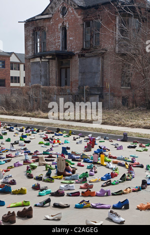 Kunstausstellung von Tausenden von Schuhen auf der Straße steht das Problem der Obdachlosigkeit. Stockfoto