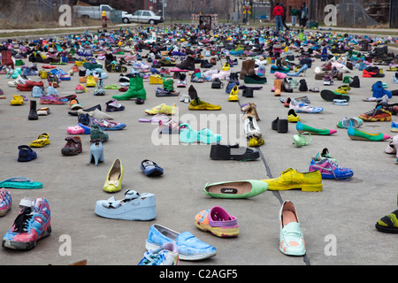 Kunstausstellung von Tausenden von Schuhen auf der Straße steht das Problem der Obdachlosigkeit. Stockfoto