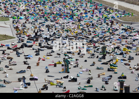 Kunstausstellung von Tausenden von Schuhen auf der Straße steht das Problem der Obdachlosigkeit. Stockfoto