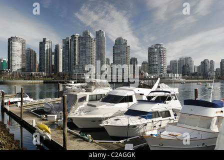 Blick vom Yachthafen auf Granville Island in Richtung Yale Stadt bilden das partielle Stadtbild der Stadt Vancouver Stockfoto