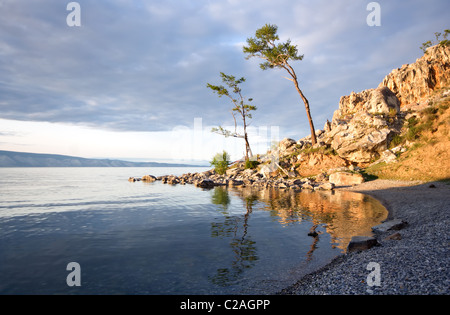 Natur-Landschaft. Baikal-See im Abendlicht. Olchon. In der Nähe von Kap Burchan. Sibirien. Russland. Stockfoto