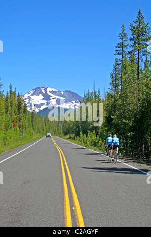 Radfahrer in Richtung der Schwestern Berg über Cascade Lakes National Scenic Byway Oregon Reisen Stockfoto