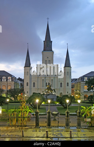Regnerischen Abend Beleuchtung St. Louis Cathedral am Jackson Square French Quarter New Orleans Louisiana Stockfoto