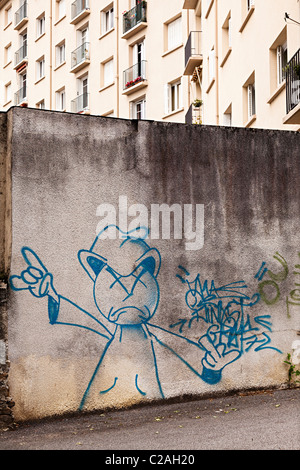 Graffiti an der Wand vor Wohnblock Limoges Frankreich Stockfoto