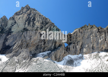 hohen alpinen felsigen Grat gebildet b Tschingelhörner mit einigen Schnee bröckeln im Sommer und die berühmten Martinsloch aka Martins Loch Stockfoto