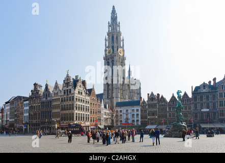 Die Grote Mark (Hauptplatz) und Brabo-Brunnen mit Onze-Lieve-Vrouwekathedraal (Kathedrale) hinter, Antwerpen, Belgien Stockfoto