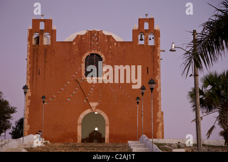 Abgeschlossen im Jahre 1779 die San Mateo Kirche oben auf einem Maya-Tempel in der Stadt Santa Elena, Yucatan, Mexiko sitzt. Stockfoto