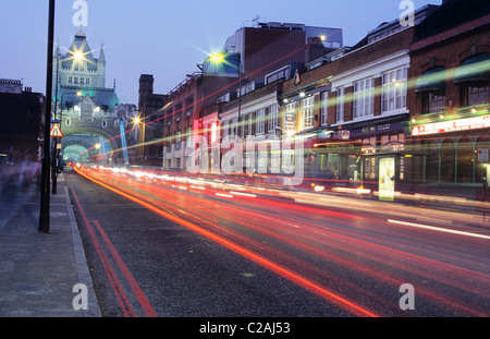 Tower Bridge Road und die Tower Bridge in London in der Abenddämmerung Stockfoto
