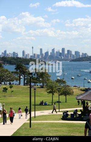 Blick auf das Zentrum von Sydney von einem Park in der Hafen-skyline Stockfoto