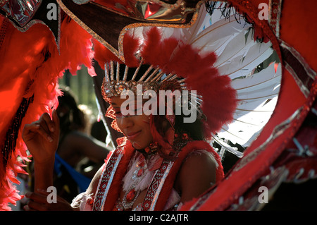 Ein Mädchen tanzen in einer Parade am Notting Hill Carnival, London, England Stockfoto