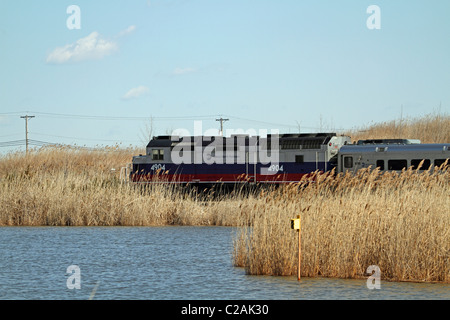Ein Zug der Metro North auf ein New-Jersey Durchfahrt Spur auf dem Weg durch die New Jersey Meadowlands Stockfoto