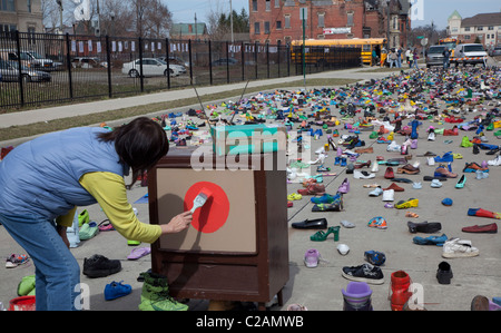 Kunstausstellung von Tausenden von Schuhen auf der Straße steht das Problem der Obdachlosigkeit. Stockfoto