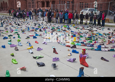 Kunstausstellung von Tausenden von Schuhen auf der Straße steht das Problem der Obdachlosigkeit. Stockfoto