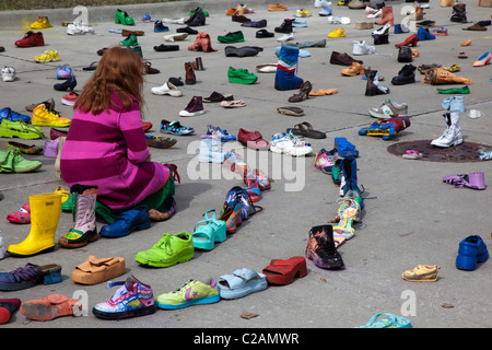 Kunstausstellung von Tausenden von Schuhen auf der Straße steht das Problem der Obdachlosigkeit. Stockfoto