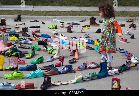 Kunstausstellung von Tausenden von Schuhen auf der Straße steht das Problem der Obdachlosigkeit. Stockfoto