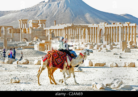 Zwei Männer reitet Kamele in Palmyra, Syrien am 4. März 2011. Männer Auf Kamelen eine Höhle Ruinen, collagierte von Palmyra, Syrien 'm 4. März Stockfoto