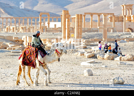 Zwei Männer reitet Kamele in Palmyra, Syrien am 4. März 2011. Männer Auf Kamelen eine Höhle Ruinen, collagierte von Palmyra, Syrien 'm 4. März Stockfoto