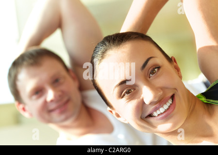 Porträt von junges sportliches Paar trainieren im Fitness-Studio Stockfoto