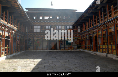 Morgen Sonnen scheint in den Hof der Jakar Dzong, Bumthang, Bhutan Stockfoto