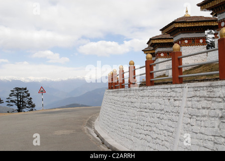 Straße neben der 108 Khangzang Namgyal Chörten mit Blick auf die Berge, Dochula Pass, Bhutan Stockfoto