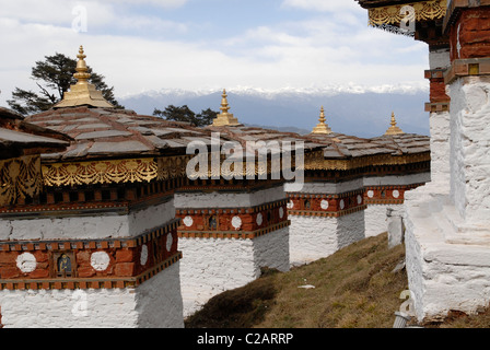 Ansicht Nord-Ost in Richtung der über 7000m hohen Berge von 108 Khangzang Namgyal Chörten, Dochula Pass, Bhutan Stockfoto