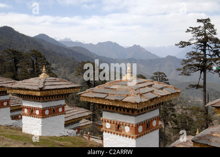 Anzeigen von Norden in Richtung der über 7000m hohen Berge von 108 Khangzang Namgyal Chörten, Dochula Pass, Bhutan Stockfoto