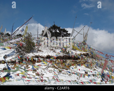 Schnee und Gebet Fahnen am Thrumshingla-Pass, der Grenze zwischen Mittel- und Osteuropa Bhutan Stockfoto