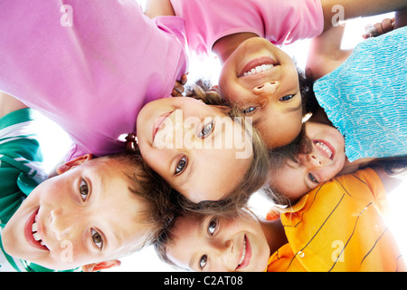 Unter Ansicht von glücklichen Kindern umarmen einander und lächelt in die Kamera Stockfoto