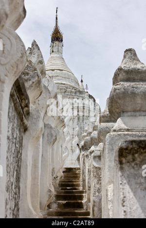 Mingun, Myanmar, Hsinphyumae (Myatheindan) Pagode Stockfoto