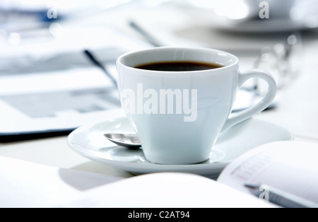 Nahaufnahme der Tasse Kaffee auf dem Tisch Stockfoto