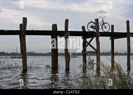 Amarapura, Myanmar, Fahrrad auf U Bein Brücke geparkt Stockfoto
