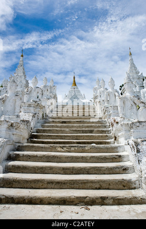 Mingun, Myanmar, Stufen hinauf zur Hsinphyumae (Myatheindan) Pagode Stockfoto