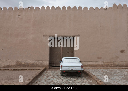 Usbekistan, Chiwa, Itchan-Kala, Auto geparkt vor der alten Stadtmauer Stockfoto