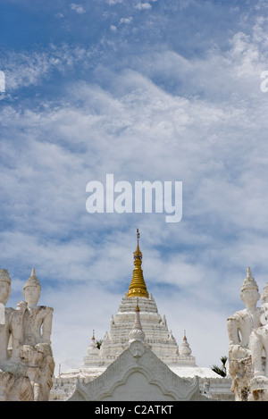 Mingun, Myanmar, Hsinphyumae (Myatheindan) Pagode Stockfoto