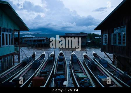 Fischerhäusern Boote und Pfahlbauten am Inle-See, Myanmar Stockfoto