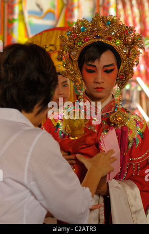 Chinesische Oper-Darsteller erhalten Geschenke und Opfergaben während vegetarische Festival in San Jao Sieng Kong Schrein, Bangkok, thailand Stockfoto